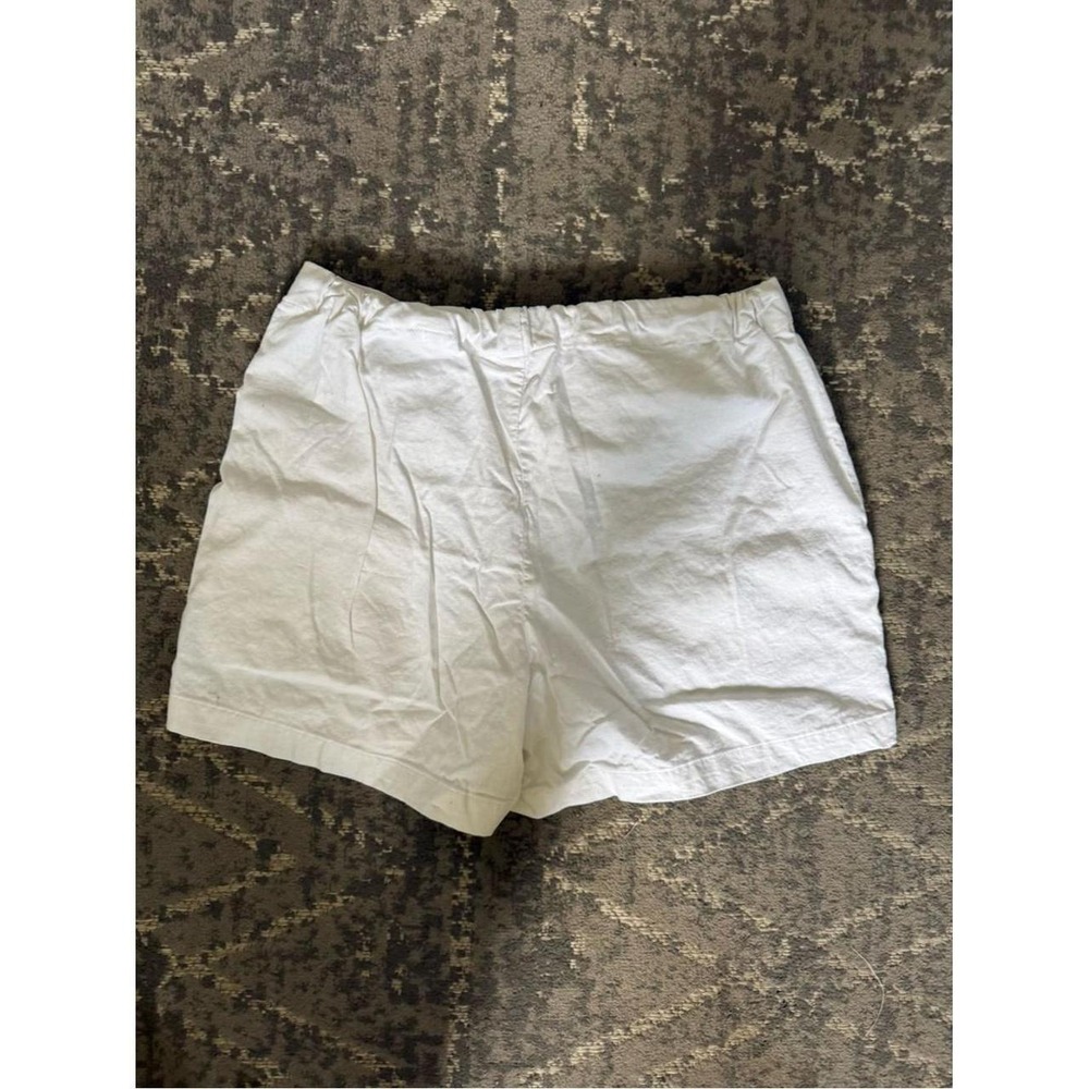 Crisp white shorts with a tailored front. Side pockets for easy storage. Ligh... - Picture 2 of 5